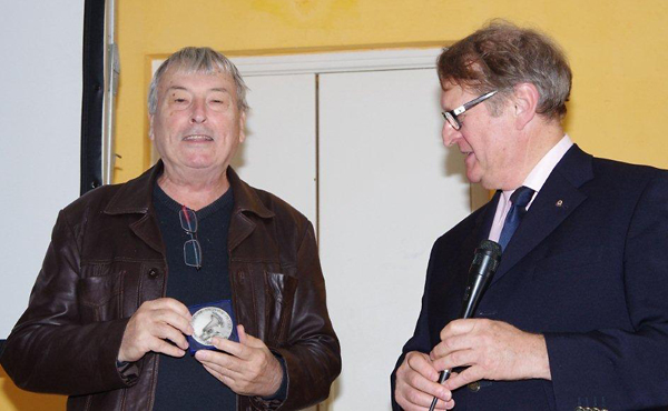 Jacques Thomas remet la médaille des Bibliothèques Sonores au Donneur de Voix Monsieur Bernard Gros