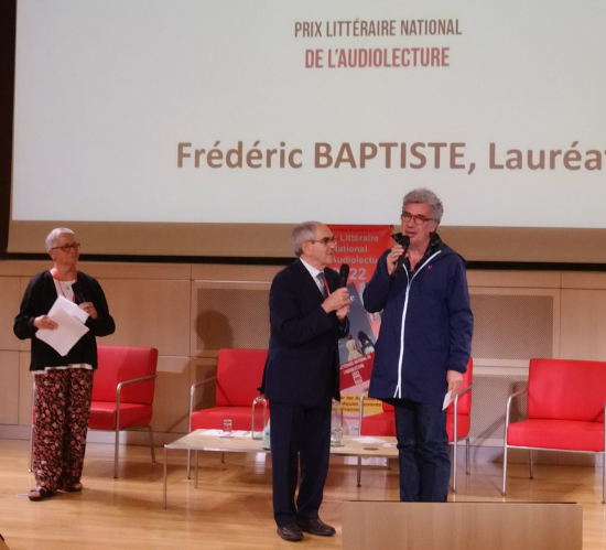 Frédéric Baptiste et le président de l'Association des Donneurs de Voix Pierre-Marie LECERF lors de la remise du Prix Littéraire National de l'audiolecture 2022