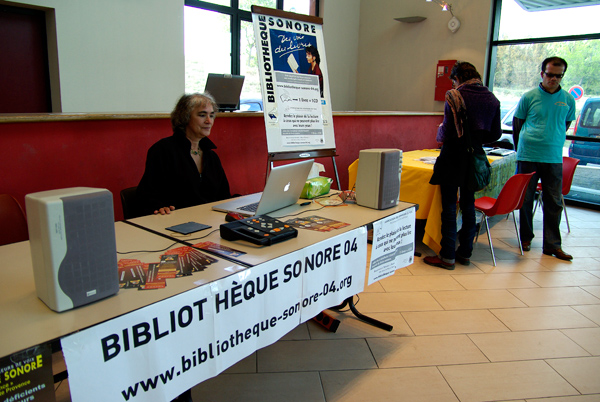 Les stand de la Bibliothèque Sonore et A perte de vue au Festival Handicap'Art