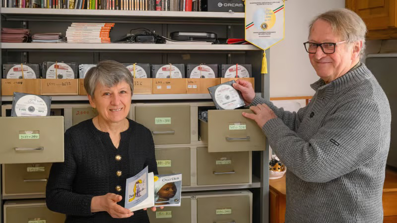 Jeanne Izzo, pr&eacute;sidente, et Jacques Thomas, vice-pr&eacute;sident, devant les rangements de CD de la Biblioth&egrave;que Sonore