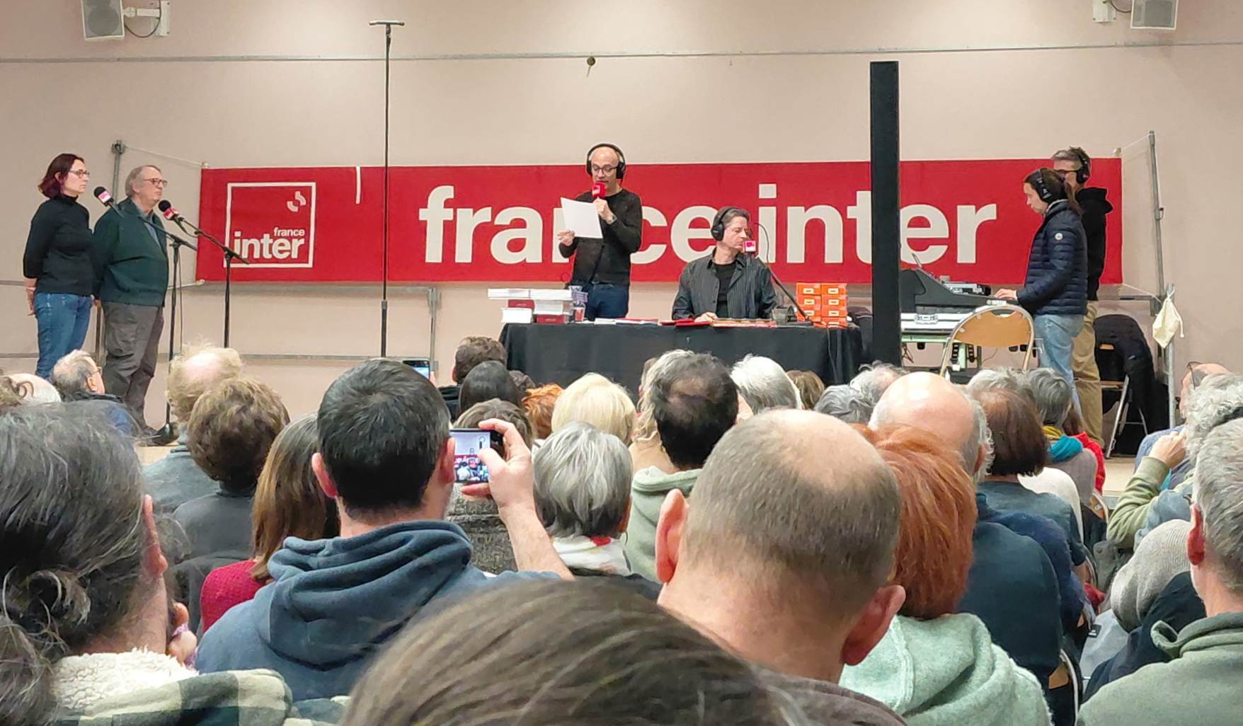 Les candidats du Jeu des mille euros de France Inter sur scène avec Nicolas Stoufflet