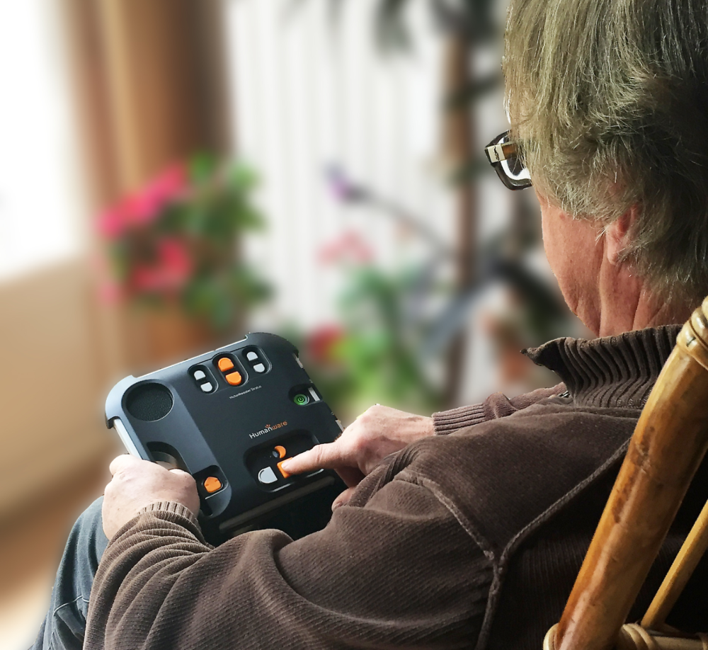 Un audiolecteur écoutant un audiolivre à l'aide du lecteur Victor